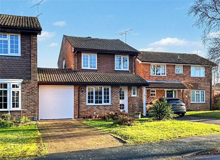 2 Bedroom Link Detached House For Sale In Glorney Mead, Badshot Lea, Farnham, Surrey, GU9