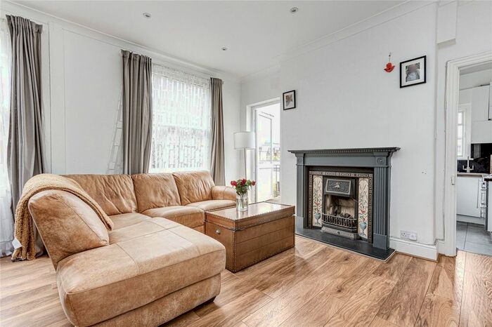 3 Bedroom Maisonette To Rent In Wix's Lane, Clapham Common, SW4