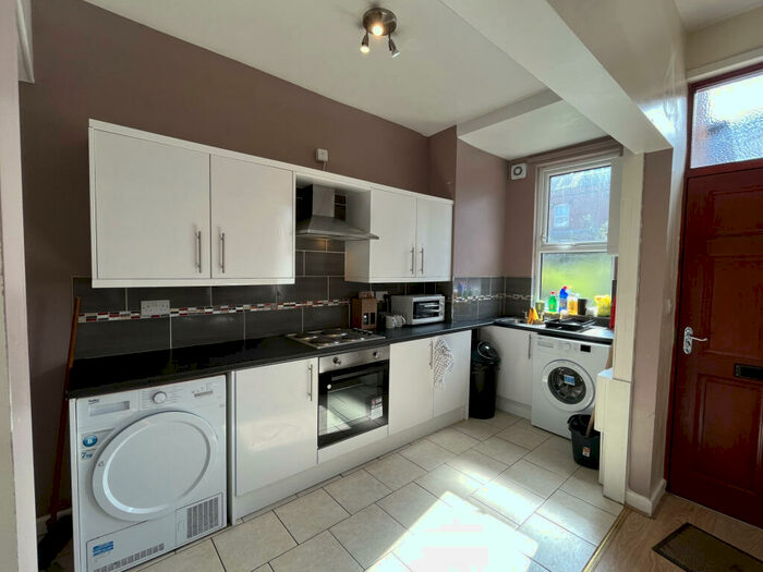 5 Bedroom House To Rent In Royal Park Avenue, Leeds, LS6