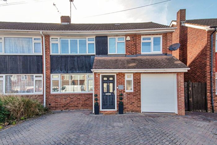 4 Bedroom Semi Detached House For Sale In Brookside Road, Istead Rise, Gravesend, DA13