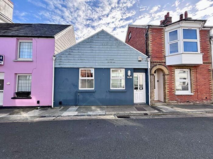 2 Bedroom Bungalow For Sale In Chapel Street, Newport, PO30