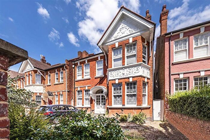 3 Bedroom Flat To Rent In Teignmouth Road, Mapesbury, London, NW2