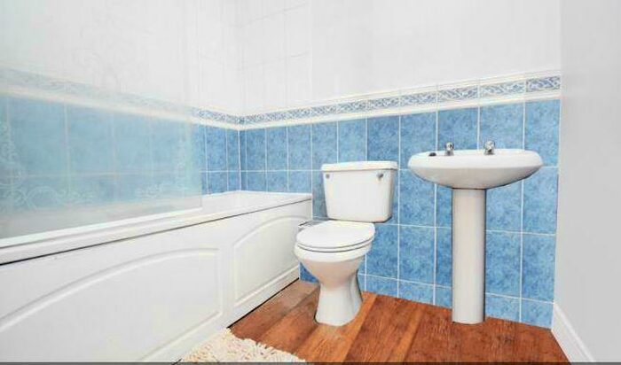 2 Bedroom Flat For Sale In Newbury, Berkshire, RG14