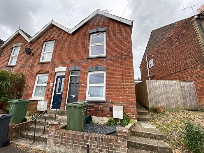 2 Bedroom End Of Terrace House To Rent In Arctic Road, Cowes, PO31