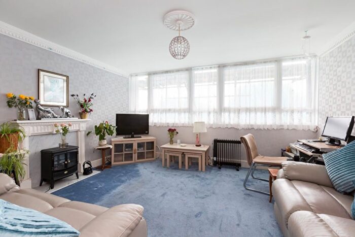 2 Bedroom Flat To Rent In Blossom Lane, Enfield, EN2
