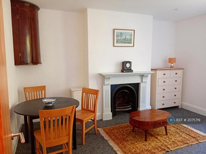 2 Bedroom Flat To Rent In Harehills Avenue, Leeds, LS8