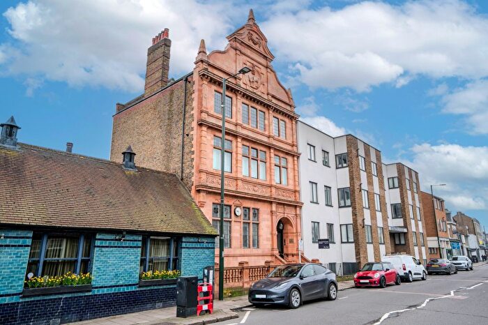 1 Bedroom Flat For Sale In High Street, Hampton Wick, KT1