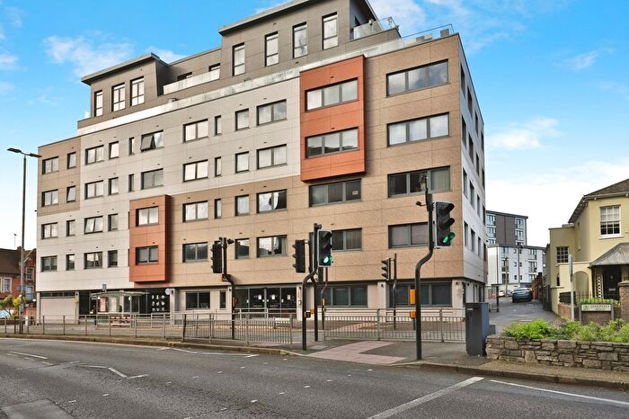 2 Bedroom Flat For Sale In High Street North, Poole, Dorset, BH15