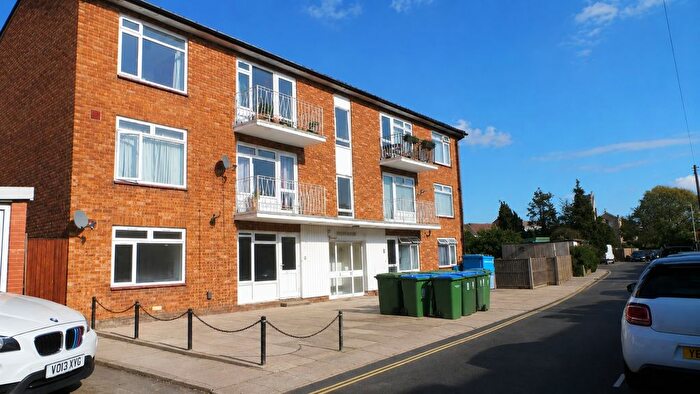 2 Bedroom Flat To Rent In Crescent Road, Fareham, Hampshire, PO16
