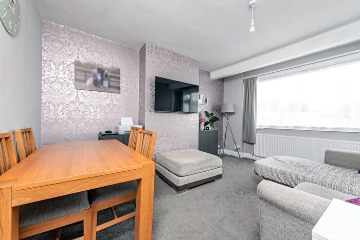2 Bedroom Maisonette For Sale In Rosebery Close, Morden, SM4