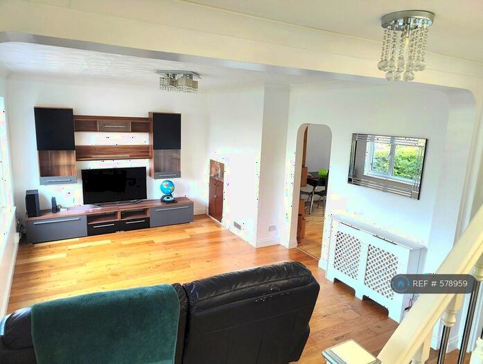 4 Bedroom Semi-Detached House To Rent In Frinsted Road, Erith, DA8