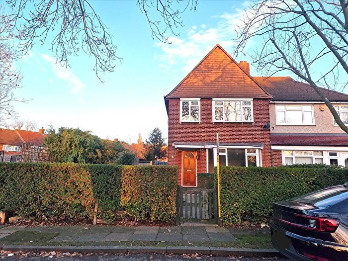 3 Bedroom Semi Detached House For Sale In Beachborough Road, Bromley, BR1