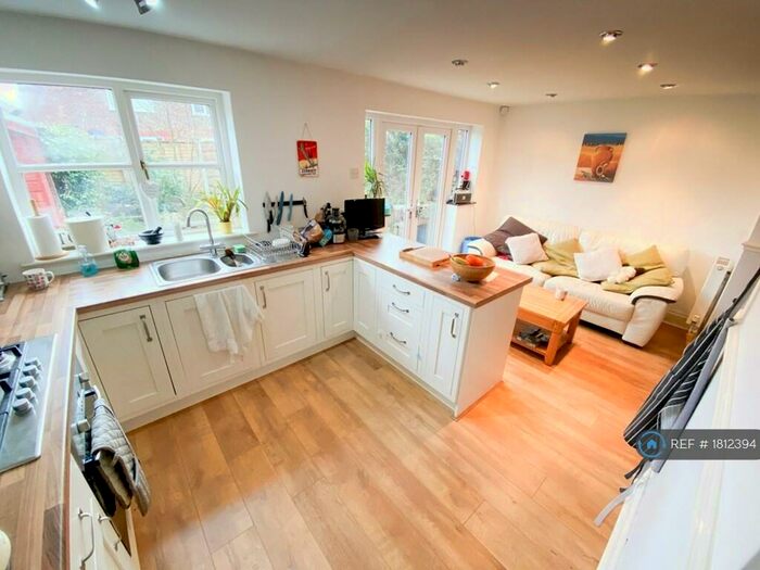 3 Bedroom Semi-Detached House To Rent In East Didsbury, Manchester, M20