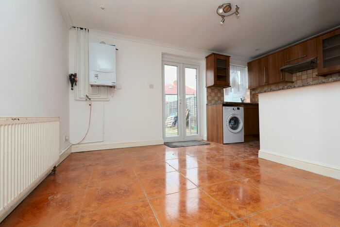 2 Bedroom Flat To Rent In Dyson's Road, London N18