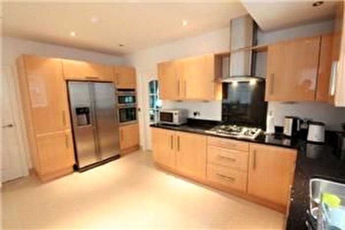4 Bedroom Semi Detached House To Rent In The Approach, Acton, W3