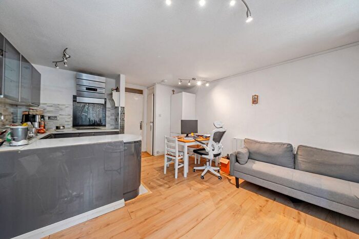 1 Bedroom Maisonette For Sale In Brangwyn Crescent, Wimbledon, London, SW19