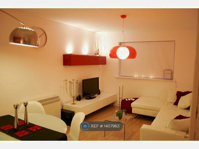 2 Bedroom Flat To Rent In Woodlands Close, Guildford, GU1