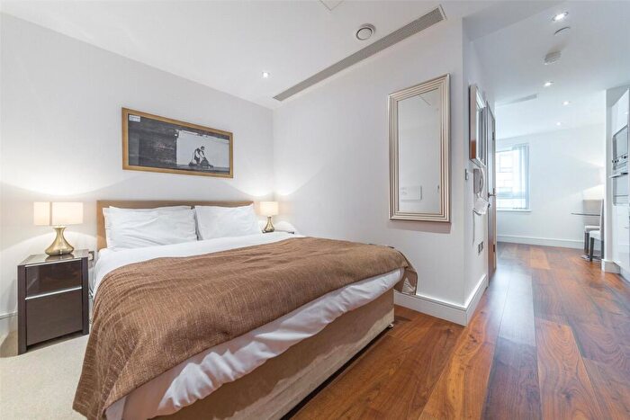 Apartment To Rent In Duckman Tower, Lincoln Plaza, London, E14