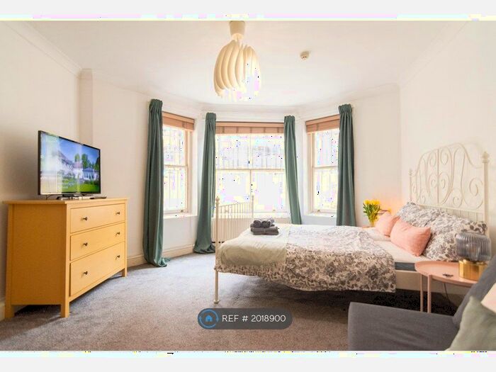 Studio To Rent In Holland Park Gardens, London, W14