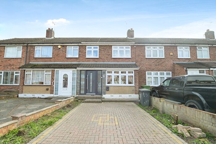 3 Bedroom Terraced House For Sale In Frinton Road, Romford, RM5