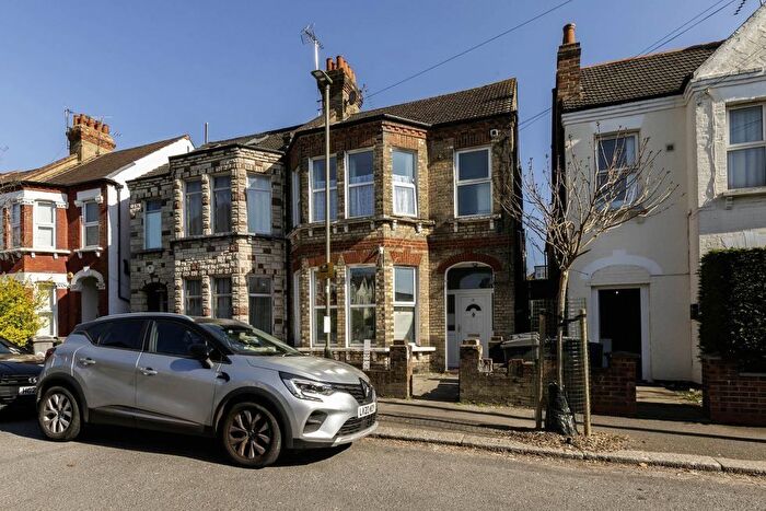 Studio To Rent In Ash Grove, Cricklewood (Inclusive Of Council Tax, Gas+ Water), NW2