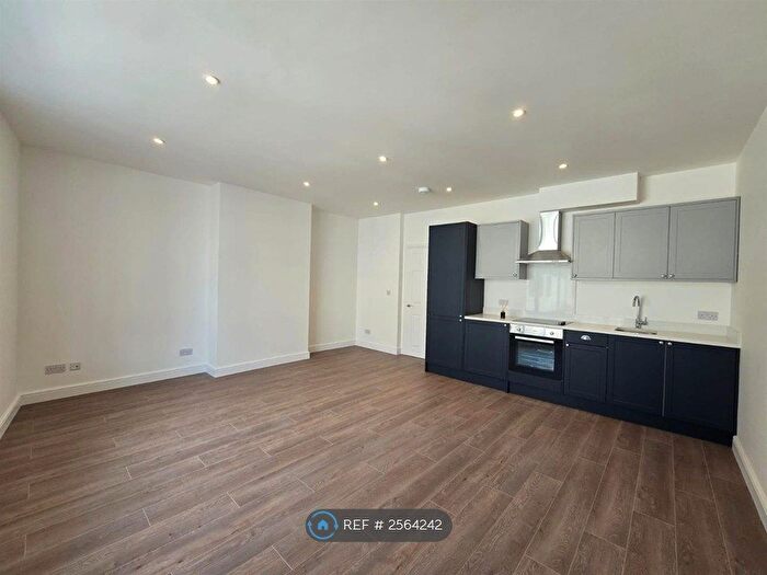 2 Bedroom Flat To Rent In Brook House, Reigate, RH2
