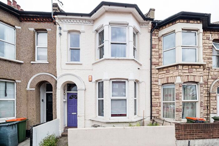 1 Bedroom Town House For Sale In Vicarage Lane, London, E15