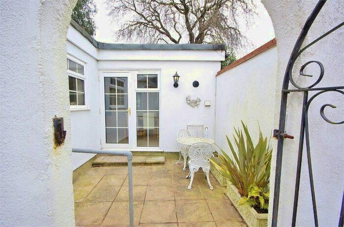 1 Bedroom Maisonette To Rent In Avenue Terrace, Bushey, Watford, WD19