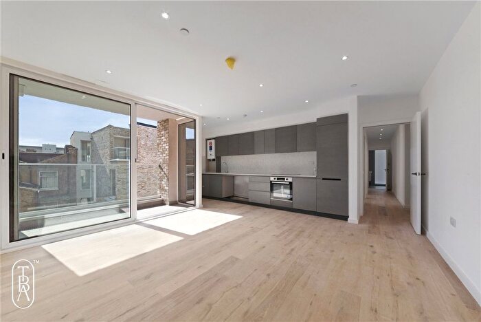 3 Bedroom Flat To Rent In Powell Road, London, E5