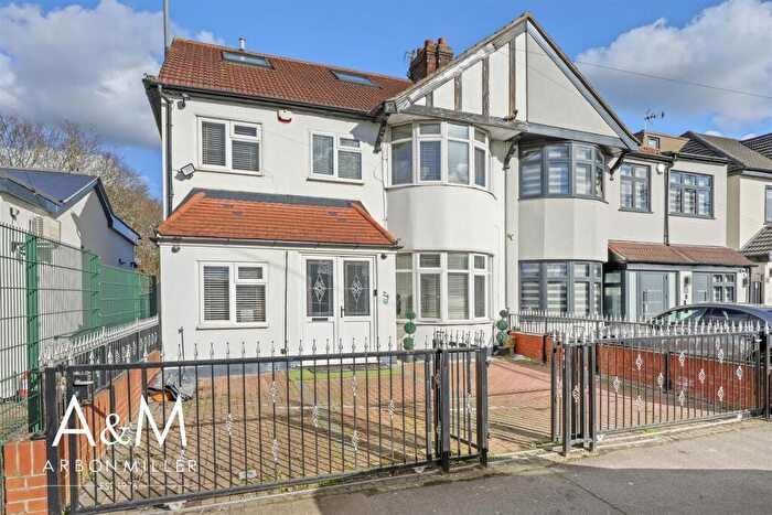 5 Bedroom Semi Detached House For Sale In Heathcote Avenue, Clayhall, IG5