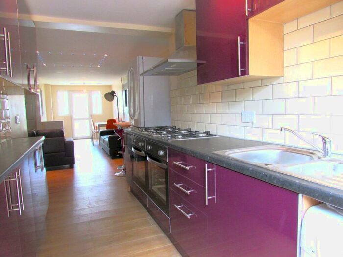 1 Bedroom Semi-Detached House To Rent In Bed Student Home - Somner Close, CT2