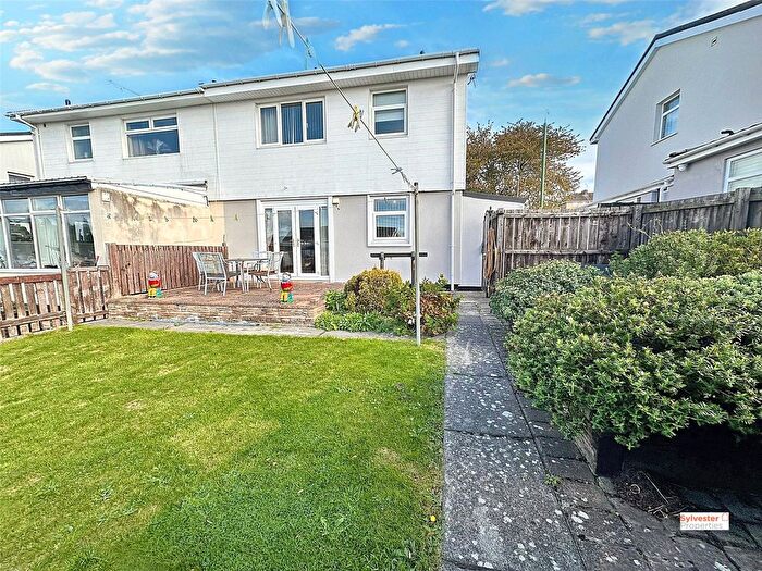 3 Bedroom Semi-detached House For Sale In Moorlands, Blackhill, DH8