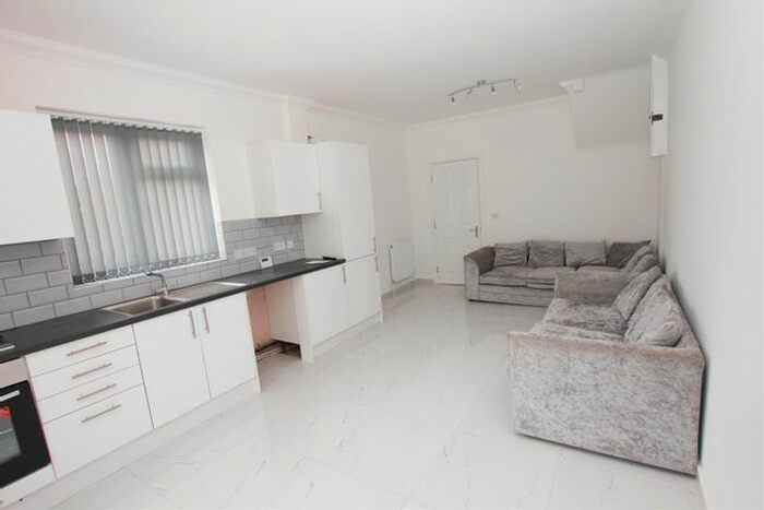 3 Bedroom Flat To Rent In Warwick Road West, Luton, LU4