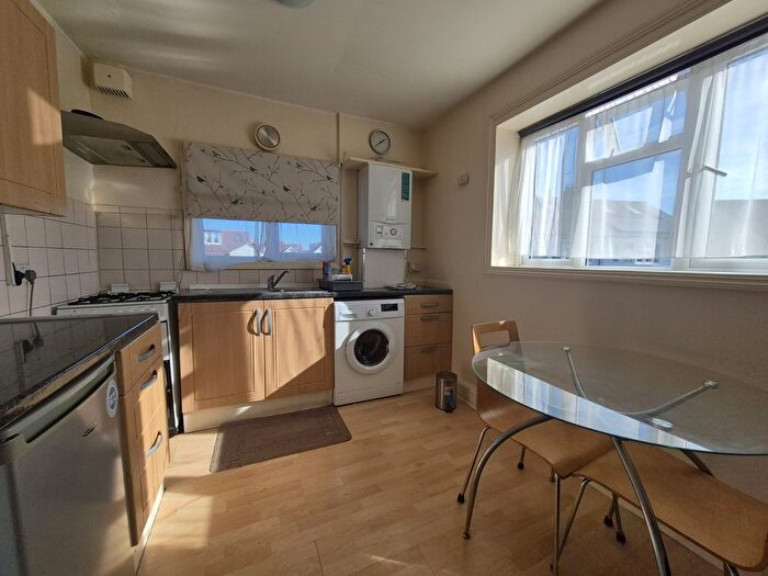 2 Bedroom Flat To Rent In Wayside, London, SW14