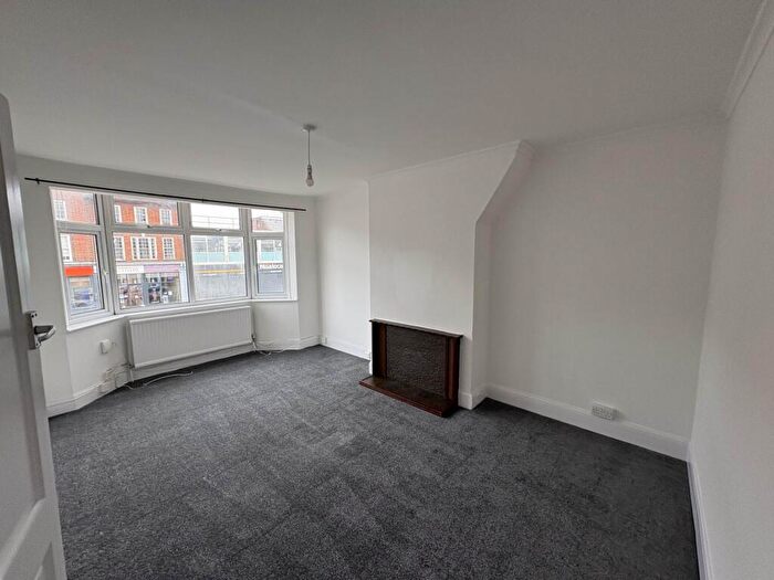 3 Bedroom Flat To Rent In Darkes Lane, Potters Bar, EN6