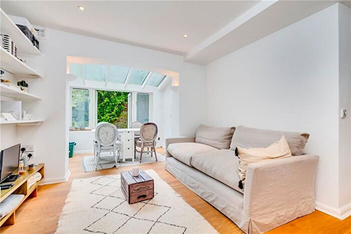 2 Bedroom Flat To Rent In Lakeside Road, London, W14