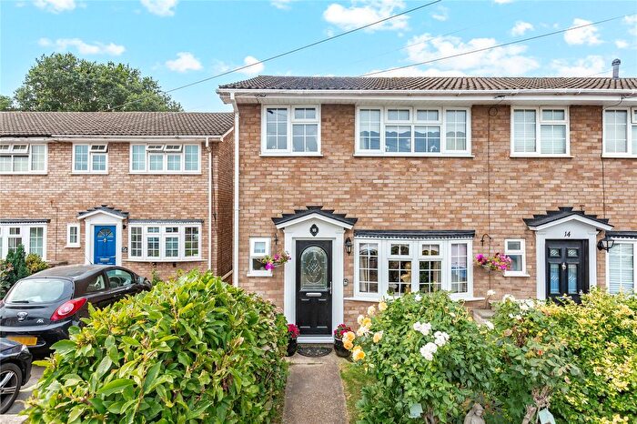 3 Bedroom End Of Terrace House For Sale In Amberley Way, Romford, RM7