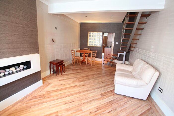 2 Bedroom Terraced House To Rent In Grantham Street, L6