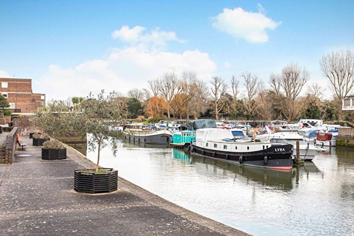 1 Bedroom Flat For Sale In Justin Close, Brentford, TW8