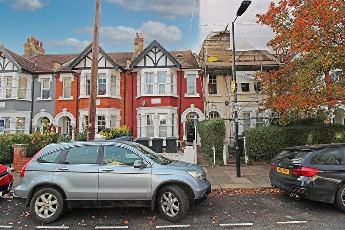 3 Bedroom Flat To Rent In First Avenue, Acton, W3