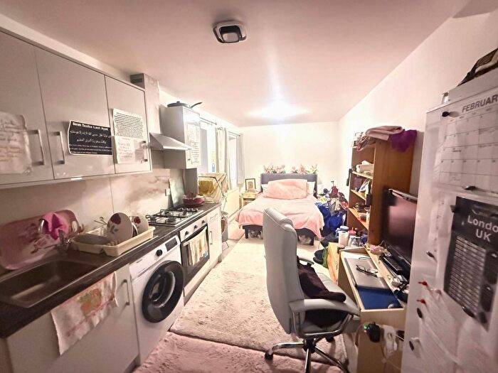 Studio To Rent In Pinn Close, Uxbridge, UB8