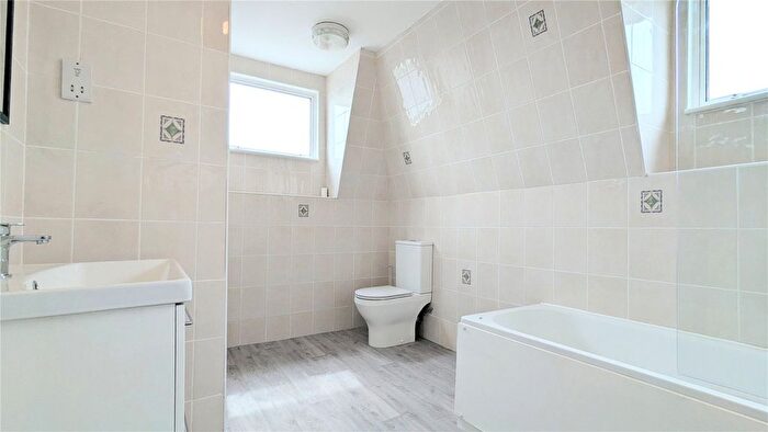 3 Bedroom Flat To Rent In Tottenham Lane, Crouch End, London, N8