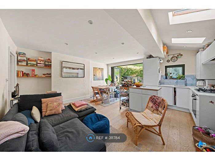 2 Bedroom Flat To Rent In Newlands Park, London, SE26
