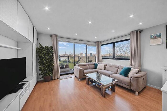 3 Bedroom Flat To Rent In Ocean Wharf, Westferry Road, E14