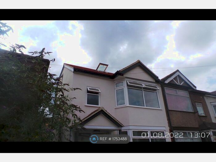 Studio To Rent In North Finchley, London, N12