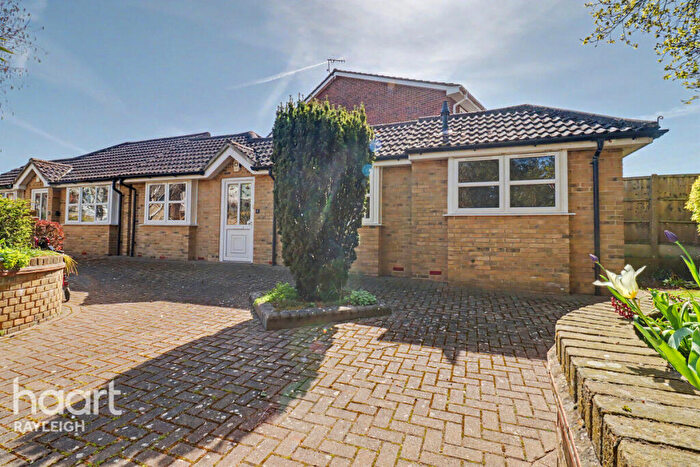 1 Bedroom Semi-Detached Bungalow For Sale In Rayleigh Road, Leigh-On-Sea, SS9