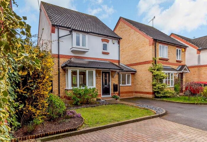 3 Bedroom Link Detached House To Rent In Fernihough Close, Weybridge, Surrey, KT13