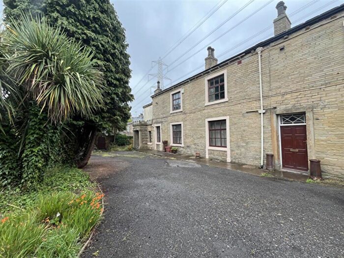 4 Bedroom End Of Terrace House For Sale In Carr Lane, Low Moor, Bradford, BD12