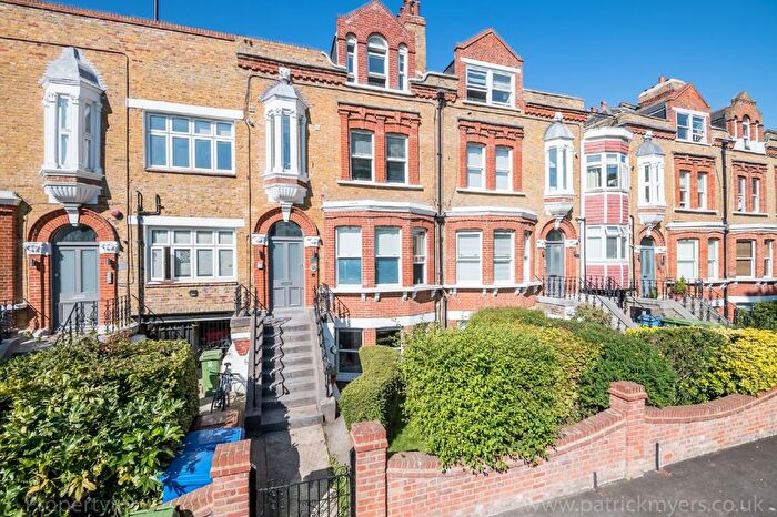 2 Bedroom Flat To Rent In The Gardens, London, SE22