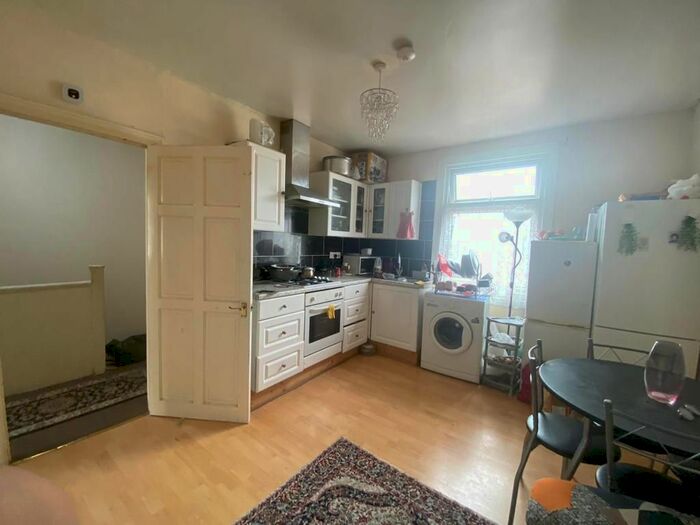 2 Bedroom Flat To Rent In Gordon Road, Ilford IG1